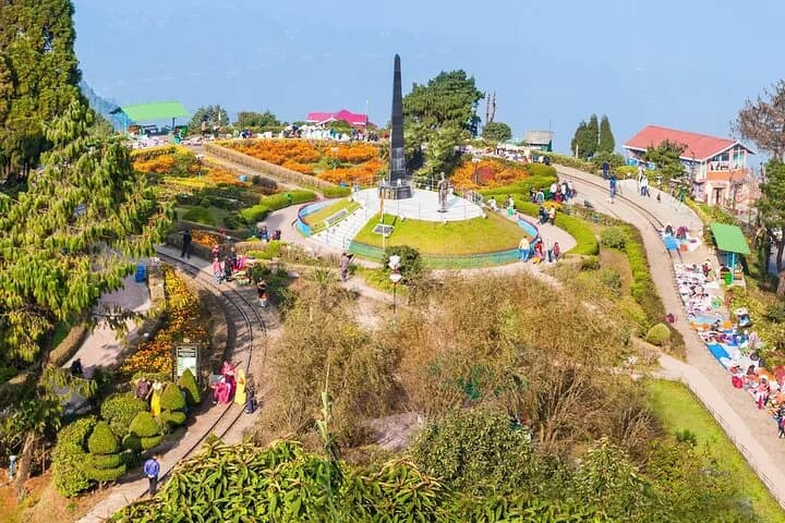 Discover all the beautiful and famous sites of Darjeeling and taste lo — photo 3