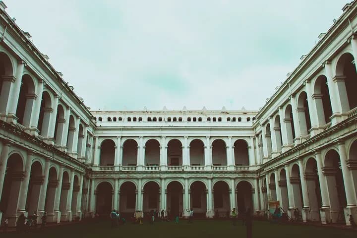Kolkata has mix of both heritage and modernization. Experience the his — photo 3