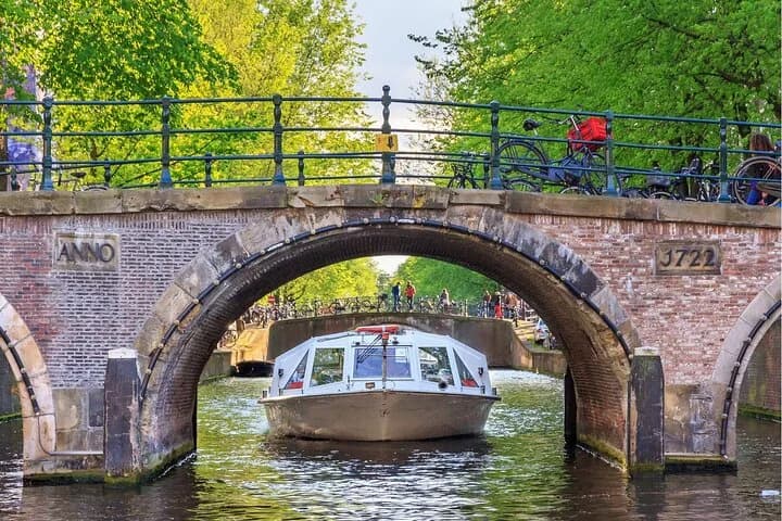 Experience Amsterdam Nightlife on Canal Cruise with Cheese & Wine — photo 6