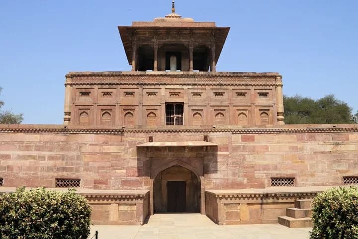 Explore the magnificent landmarks, vibrant markets, renowned museums, — photo 3