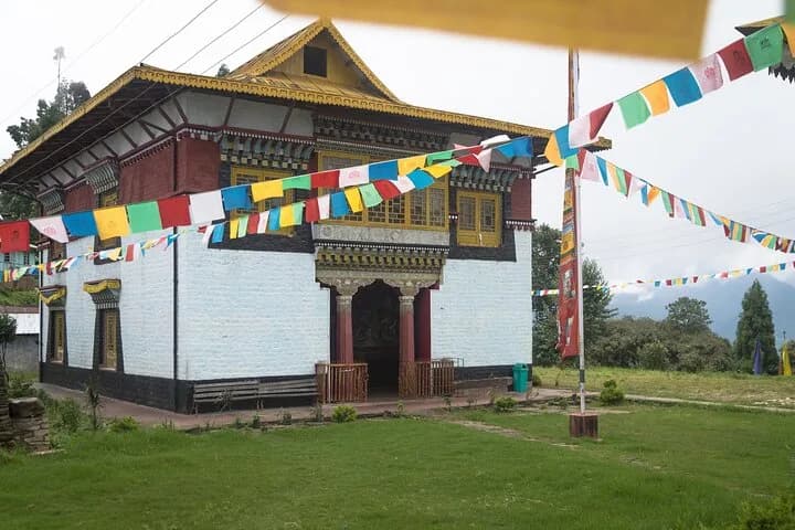 Discover all the beautiful and famous sites of Pelling and taste local — photo 6