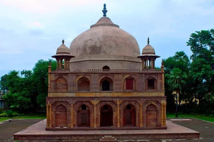 Explore the magnificent landmarks, vibrant markets, renowned museums, — photo 4