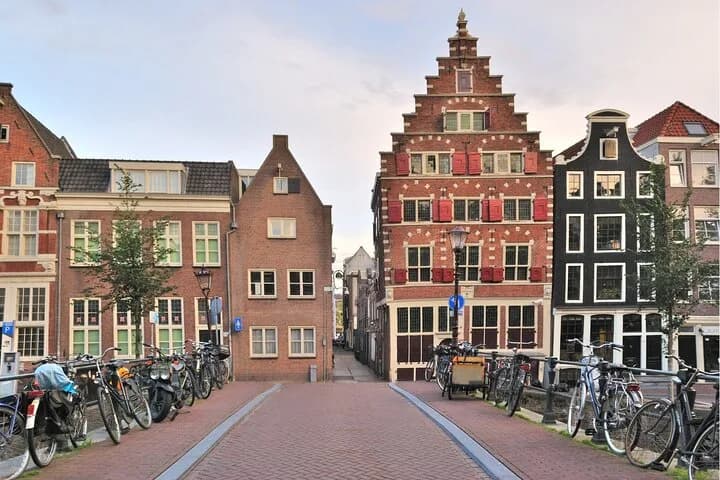 Amsterdam Highlights with Local: Walking Tour & Canal Cruise — photo 4