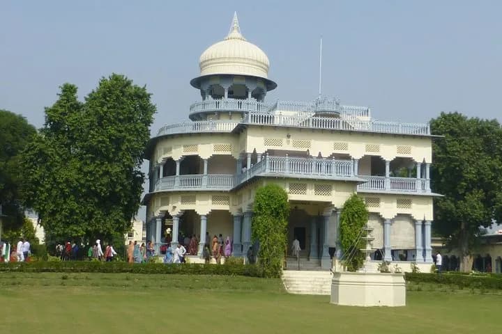 Explore the magnificent landmarks, vibrant markets, renowned museums, — photo 6