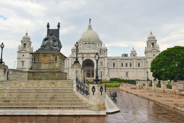 Experience authentic Kolkata on this amazing walking tour of the colon