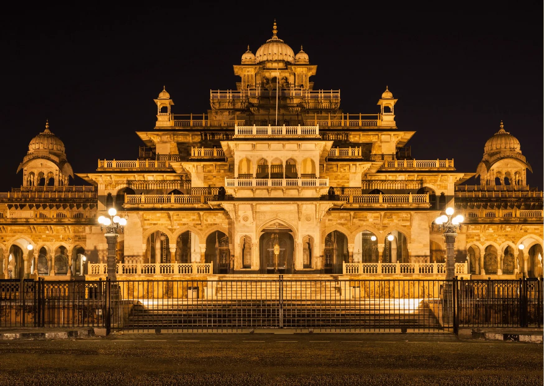 While Jaipur is a stunning city during the day, the nighttime hours ar — photo 9