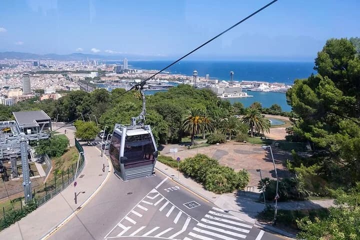 Barcelona: Montjuic Round Trip Sightseeing via Cable Car — photo 7