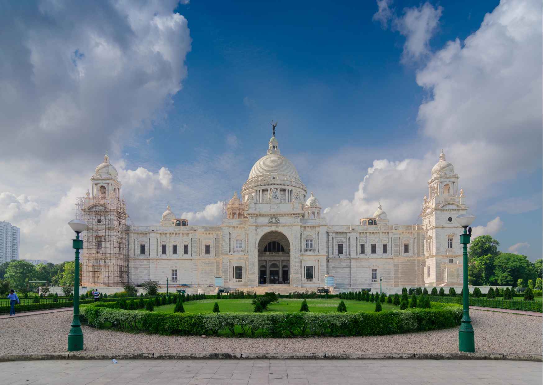 Kolkata has mix of both heritage and modernization. Experience the his — photo 7