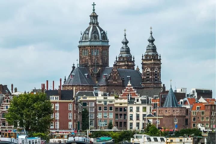 Amsterdam Highlights with Local: Walking Tour & Canal Cruise — photo 6