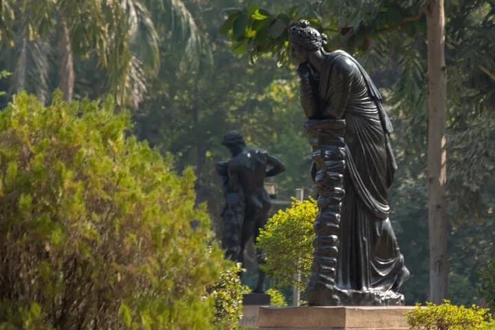 Discover hidden gems within the city's natural paths in the stunning c — photo 5