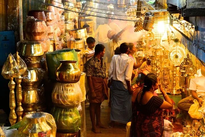 Discover the colorful markets of Madurai, stroll through the city's wi — photo 3