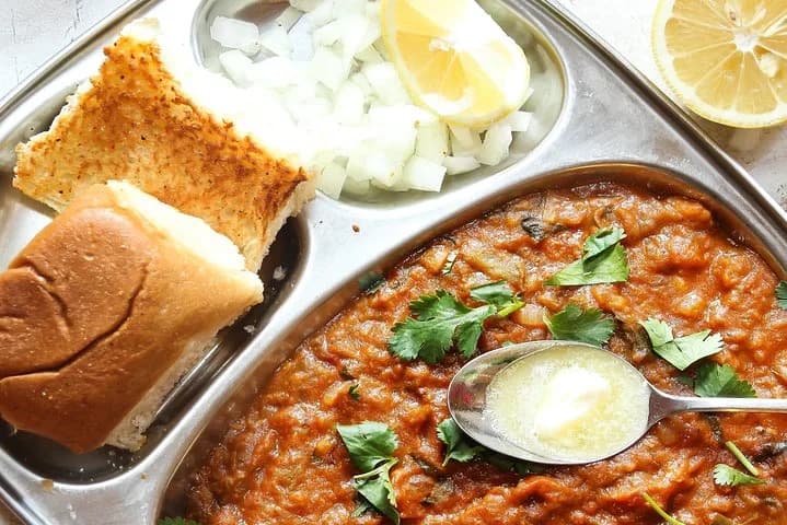 Try popular food and drinks of the Goa region in traditional local eat — photo 9
