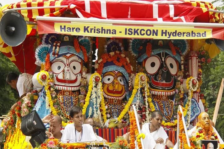 Experience India's many religious traditions by touring the ancient te — photo 3