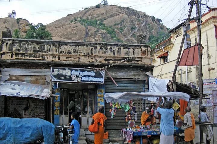 Discover the mysteries hidden in the city while strolling around the s — photo 4