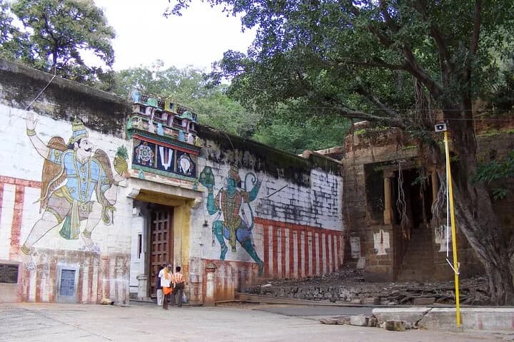 Discover the mysteries hidden in the city while strolling around the s — photo 3