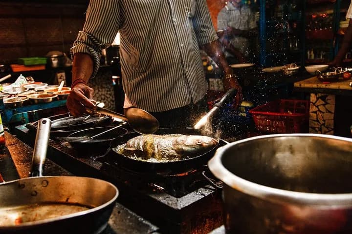 Try popular food and drinks of the Goa region in traditional local eat — photo 3