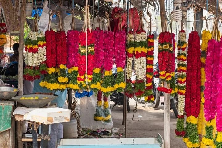 Discover the colorful markets of Madurai, stroll through the city's wi — photo 6