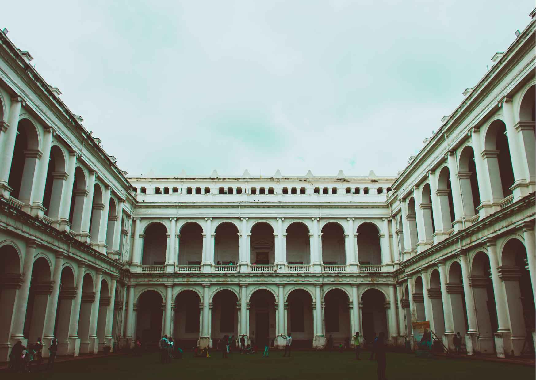 Kolkata has mix of both heritage and modernization. Experience the his — photo 8