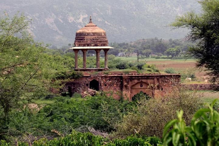 Day Trip to Abhaneri and Haunted Bhangarh (Guided Sightseeing Tour by Car) — photo 5