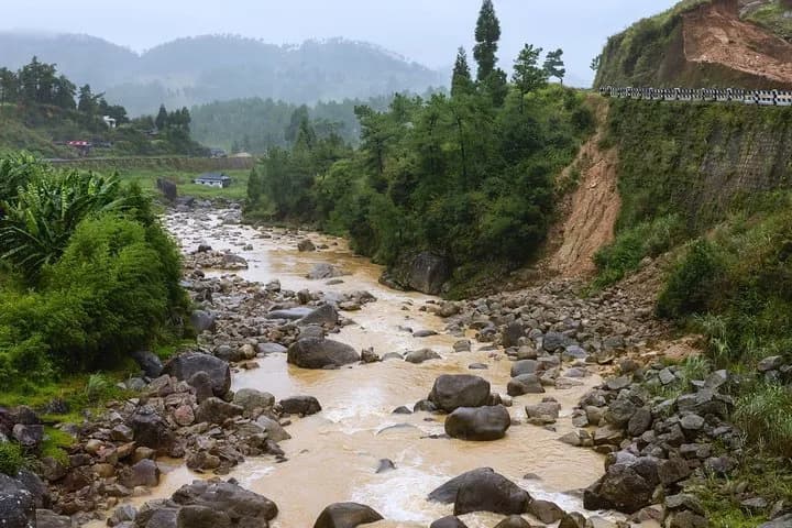 Discover the Indian town Dawki known for its waterfalls, scenic river — photo 6