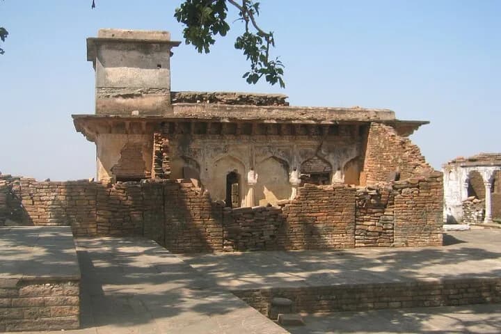 Discover the Mastani Mahal and Ajaigarh Fort on this fantastic 8-hour — photo 6