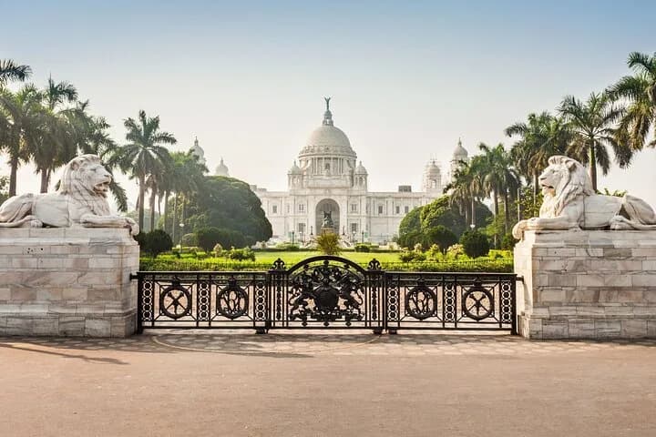 Kolkata has mix of both heritage and modernization. Experience the his