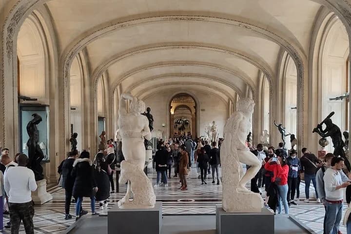 Paris: Louvre Museum Entry Ticket with Private Car Transfers — photo 5