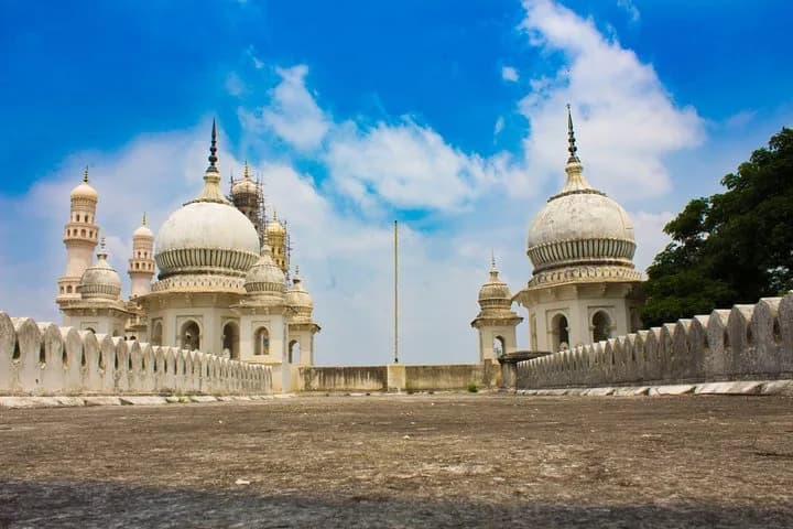 Experience India's many religious traditions by touring the ancient te — photo 4
