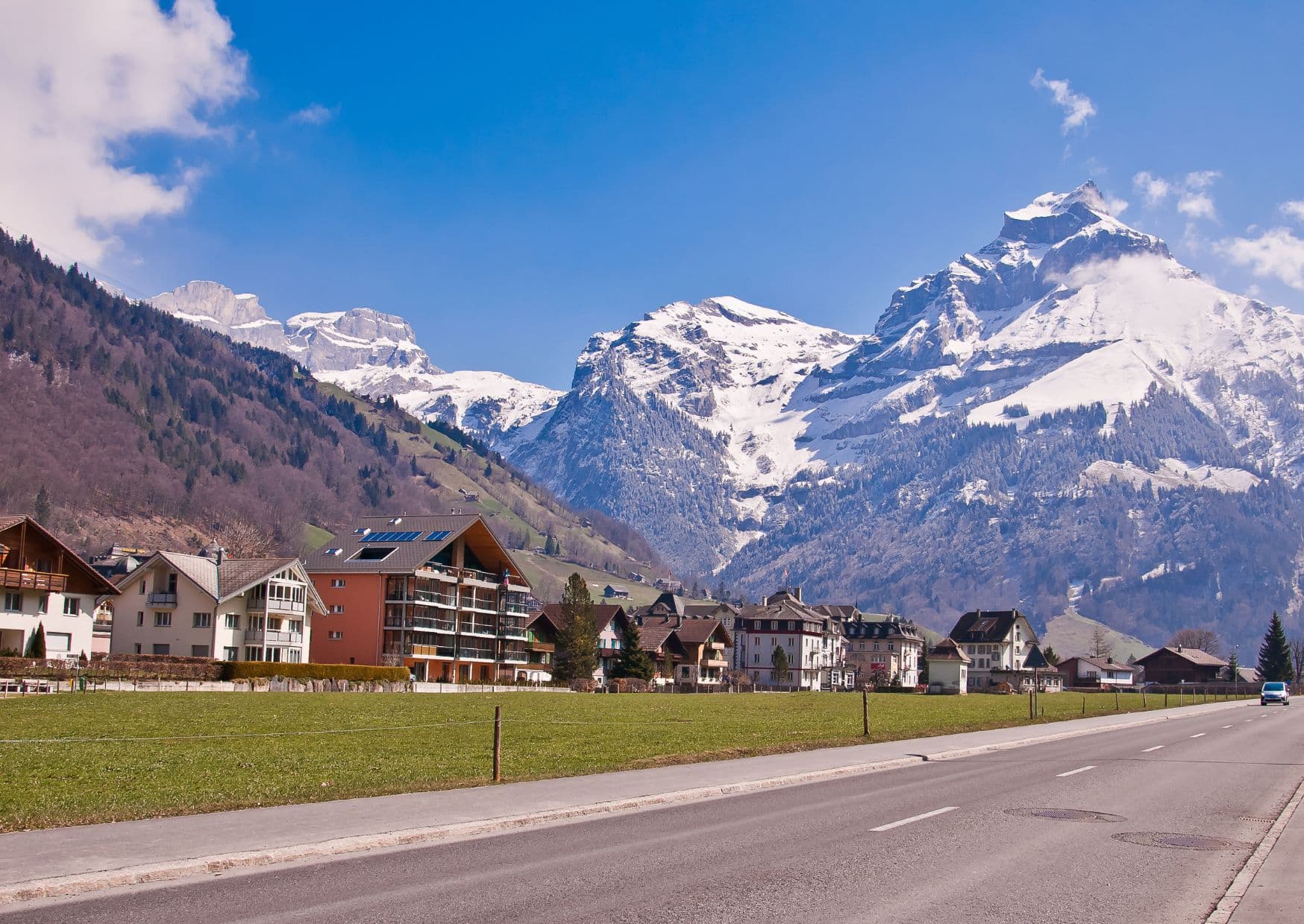 Enjoy the captivating splendor of Switzerland's serene lakes, charming — photo 7