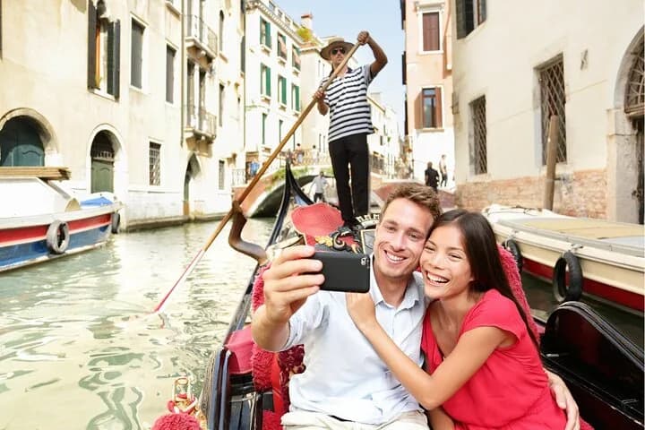 Venice Highlights with Local: Private Walking Tour & Gondola Ride — second photo