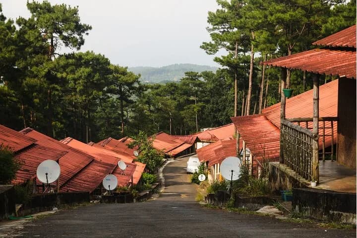 Discover all the beautiful and famous sites of Shillong and taste loca