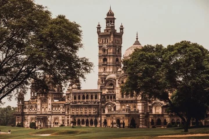 Experience authentic Vadodara on this amazing walking tour of the old