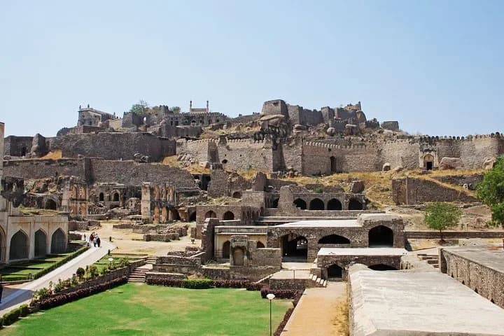 Discover all the beautiful and famous sites of Hydrabad and taste loca
