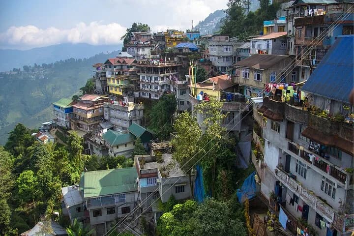 Discover all the beautiful and famous sites of Darjeeling and taste lo