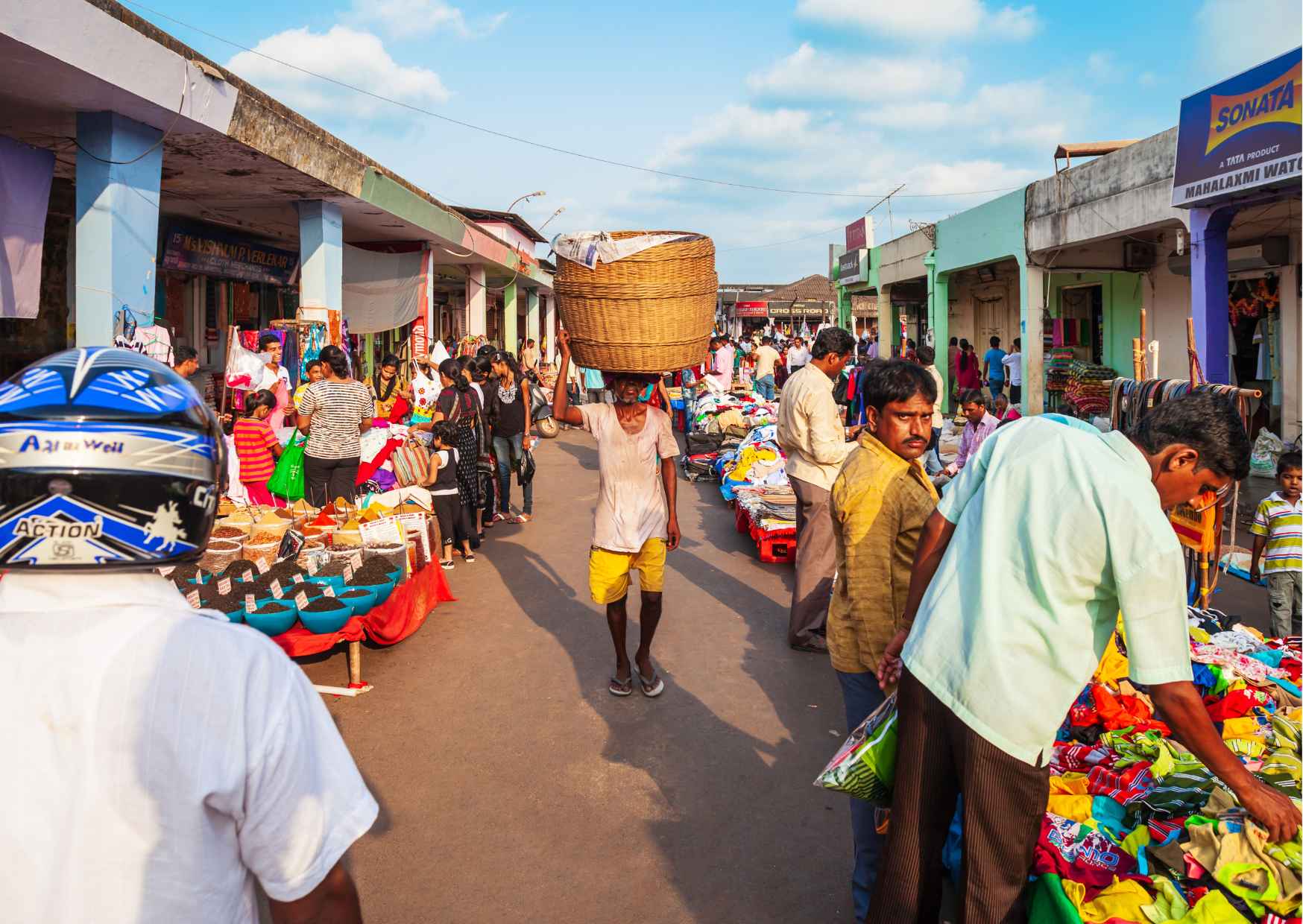Discover the colorful markets of Madurai, stroll through the city's wi — photo 8