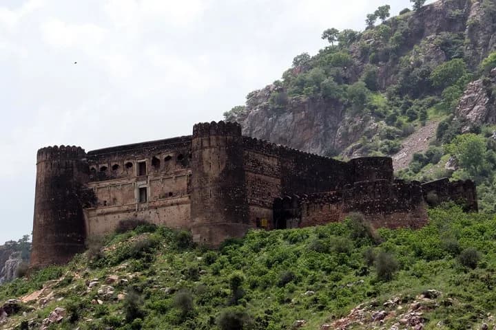 Day Trip to Abhaneri and Haunted Bhangarh (Guided Sightseeing Tour by Car)