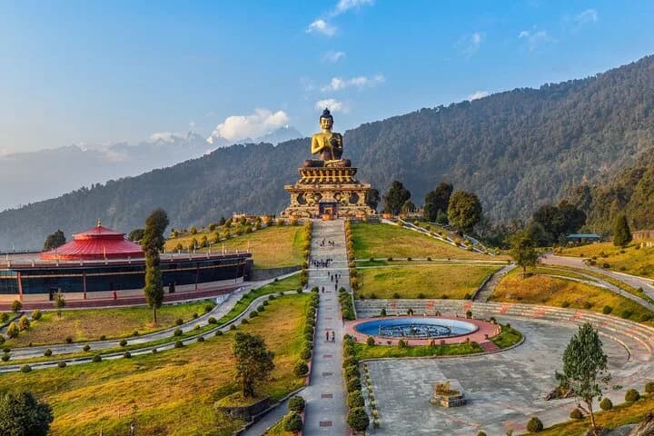 Discover all the beautiful and famous sites of Pelling, famous Buddha