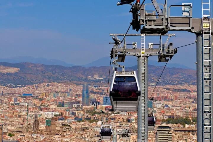 Barcelona: Montjuic Round Trip Sightseeing via Cable Car — second photo