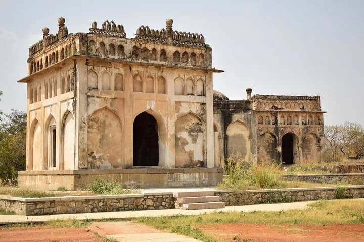 Discover all the beautiful and famous sites of Hydrabad and taste loca — second photo
