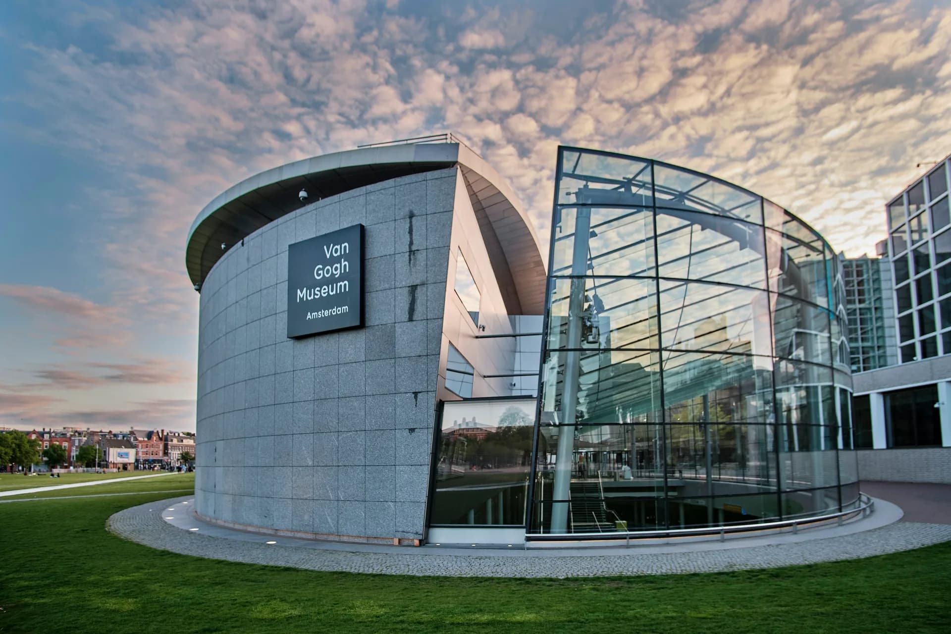 Van Gogh Museum Fast Track + Canal Cruise