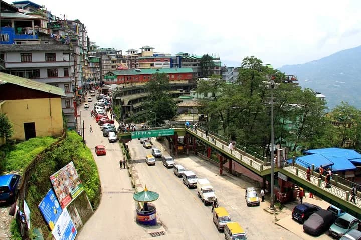 Discover all the beautiful and famous sites of Gangtok and taste local — second photo